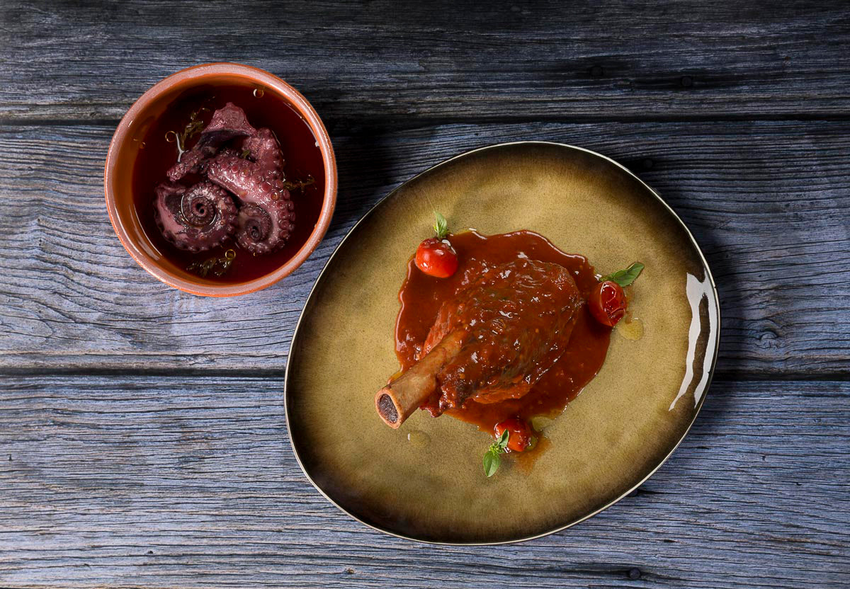 PULPO IN ROTWEIN - LAMMHAXE MIT TOMATE