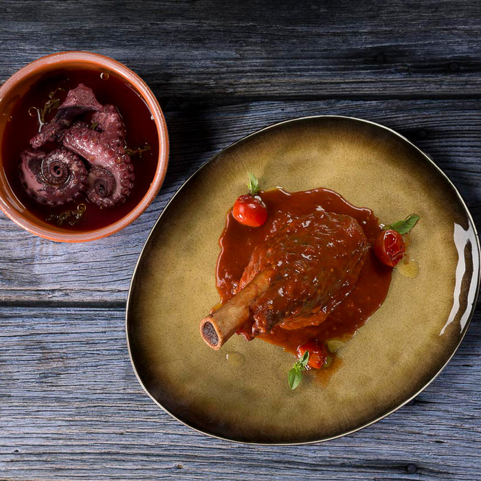 PULPO IN ROTWEIN - LAMMHAXE MIT TOMATE
